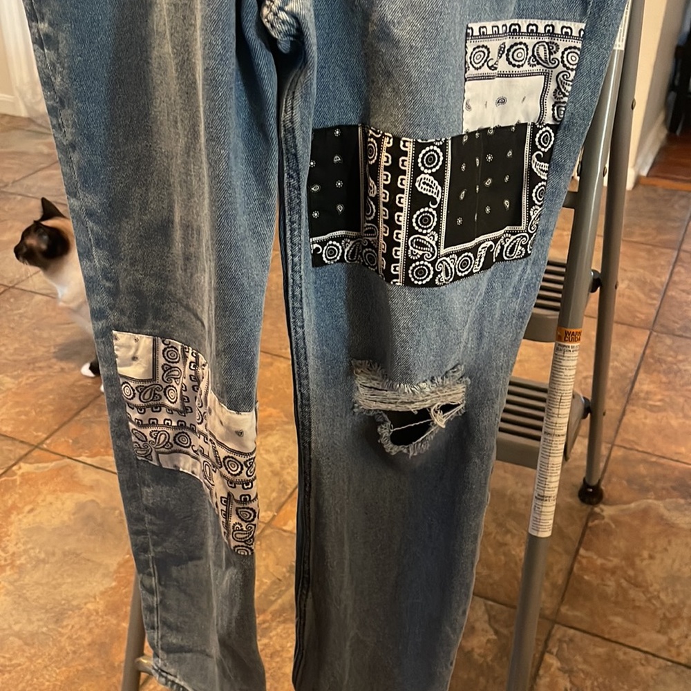 💙Hollister Ultra High Rise Mom Jean with rips‎